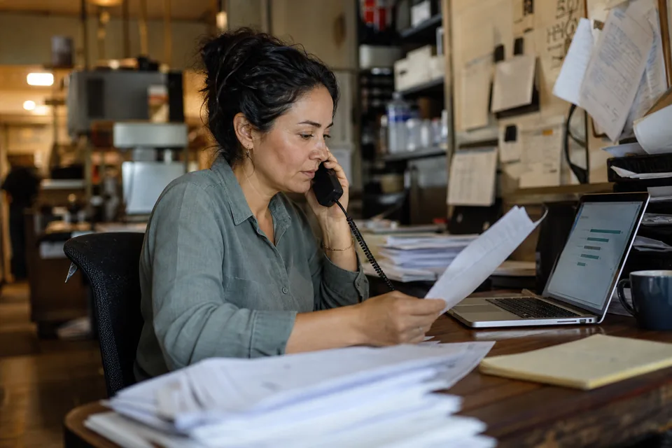 Restaurant operations manager ranking scored job applicants on a laptop